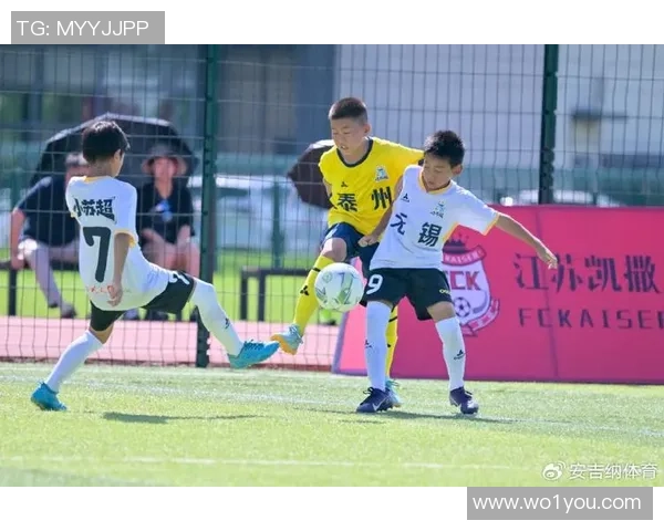 足球小孩牵手梦想之旅共同追逐绿茵场上的快乐与友谊